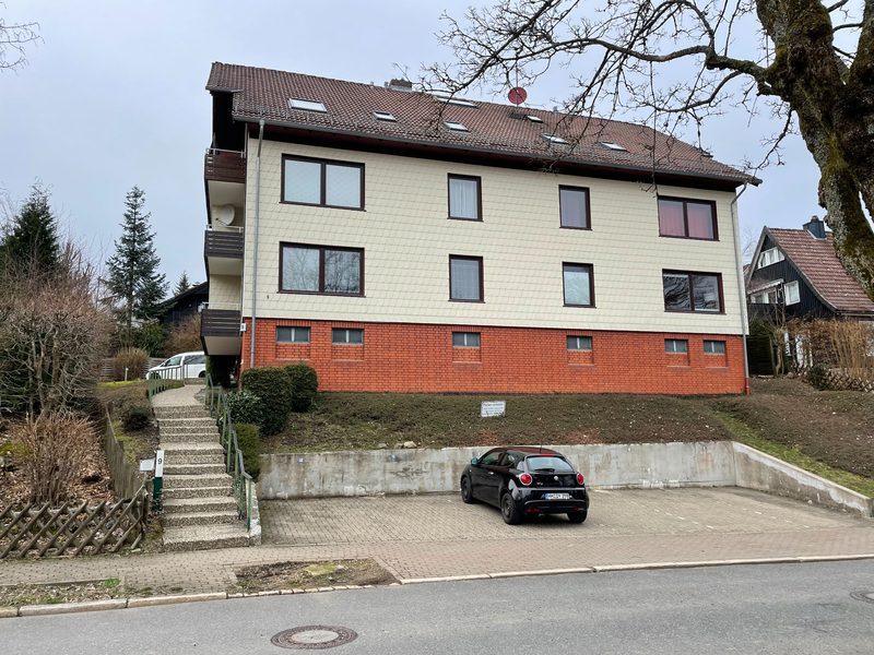 Hausansicht mit Parkplatz