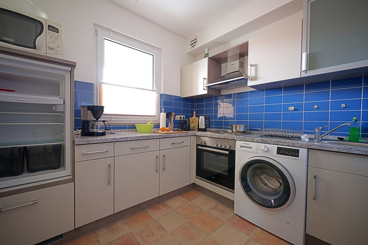 Küche mit blauen Fliesen