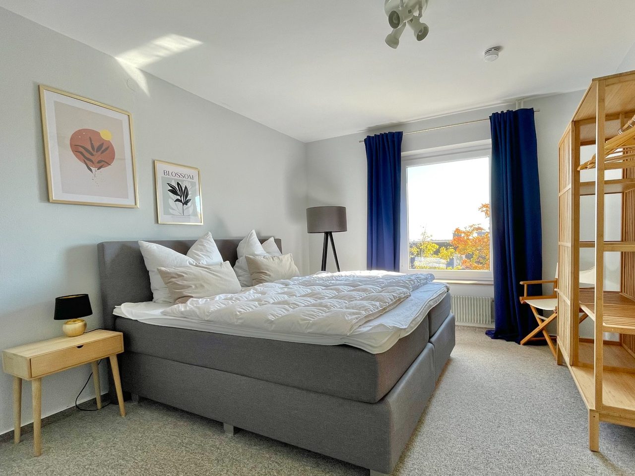 Schlafzimmer mit Boxspringbett